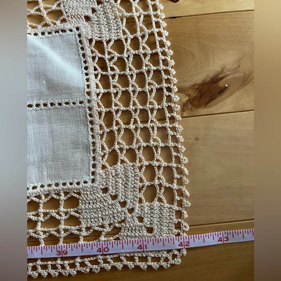 Beautiful Linen/Crocheted Runner - Picture 5 of 7